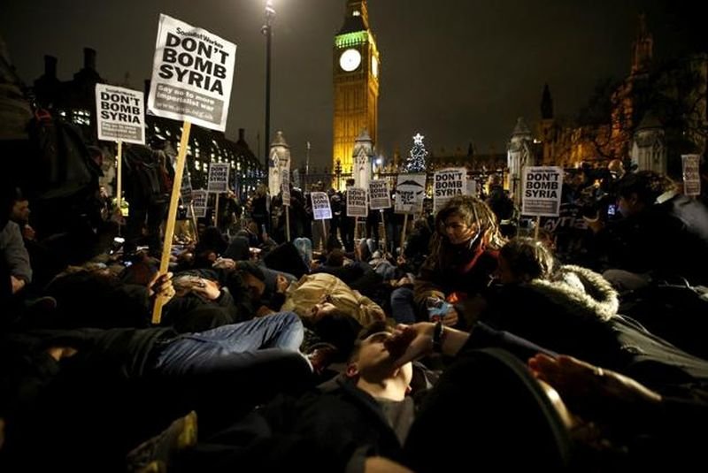英國民眾在國會前抗議國會投票轟炸敘利亞 (ca.finance.yahoo.com/作者提供) 英國民眾在國會前抗議國會投票轟炸敘利亞 (ca.finance.yahoo.com/作者提供)
