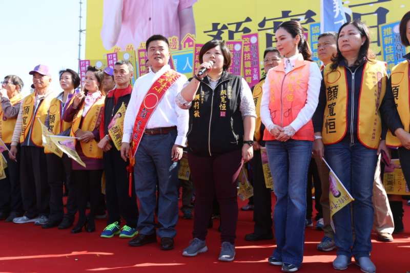 顏寬恒競選總部成立,顏寬恆胞妹台中市議員顏莉敏、顏寬恒妻子陳麗凌、顏清標。(丁志寬攝) 顏寬恒競選總部成立,顏寬恆胞妹台中市議員顏莉敏、顏寬恒妻子陳麗凌、顏清標。(丁志寬攝)