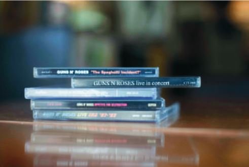 「槍與玫瑰」是房慧真國高中很喜歡的重金屬搖滾樂團。