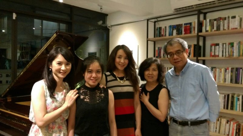 作家楊照(右)與音樂家女兒李其叡(左二)。(取自楊照臉書) 作家楊照(右)與音樂家女兒李其叡(左二)。(取自楊照臉書)