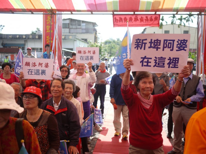 4t3w國民黨總統候選人4日南下屏東忠義祠參拜忠義公,有阿嬤舉牌支持。(羅暐智攝).jpg 4t3w國民黨總統候選人4日南下屏東忠義祠參拜忠義公,有阿嬤舉牌支持。(羅暐智攝).jpg