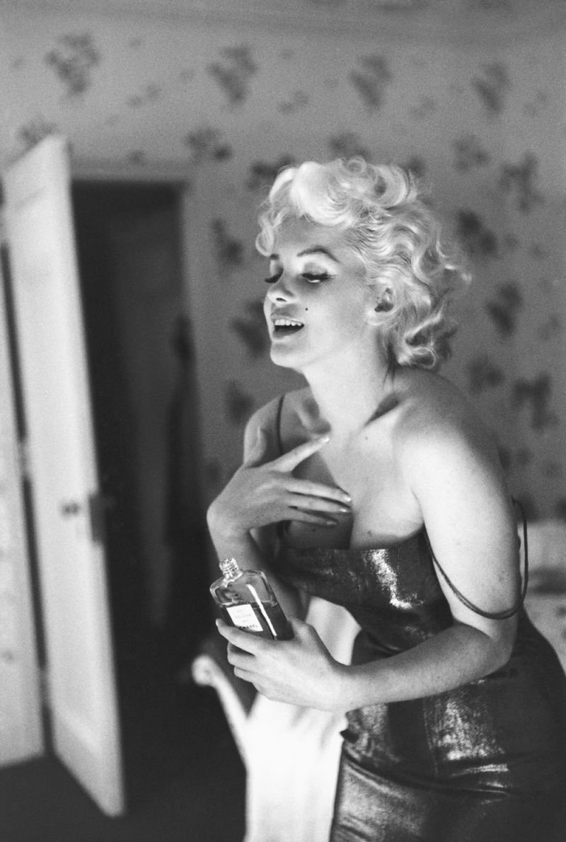 1955年3月24日,瑪麗蓮夢露在紐約大使酒店。(取自INSIDE CHANEL) 1955年3月24日,瑪麗蓮夢露在紐約大使酒店。(取自INSIDE CHANEL)