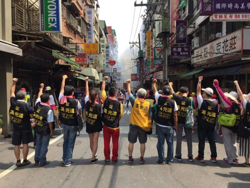 馮光遠與他的助選團隊一同掃街拜票。(照片/康紘齊提供) 馮光遠與他的助選團隊一同掃街拜票。(照片/康紘齊提供)