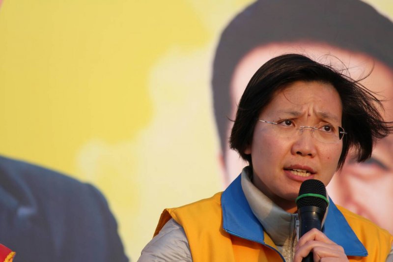 選前關鍵時刻,總統副總統候選人宋瑩配前往中壢平鎮龍岡地區搶票。徐欣瑩。(方炳超攝) 選前關鍵時刻,總統副總統候選人宋瑩配前往中壢平鎮龍岡地區搶票。徐欣瑩。(方炳超攝)