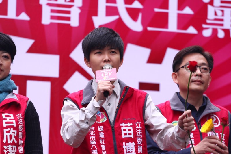 綠黨社會民主黨聯盟(綠社盟)選前最後一場造勢大會,10日下午在台北市舉行,立委候選人苗博雅出席(曾原信攝) 綠黨社會民主黨聯盟(綠社盟)選前最後一場造勢大會,10日下午在台北市舉行,立委候選人苗博雅出席(曾原信攝)