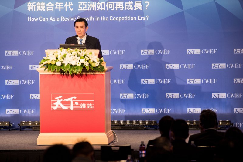總統馬英九出席2016天下經濟論壇,希望蔡將來能遵守「九二共識、一中各表」的交通規則。(林俊耀攝) 總統馬英九出席2016天下經濟論壇,希望蔡將來能遵守「九二共識、一中各表」的交通規則。(林俊耀攝)
