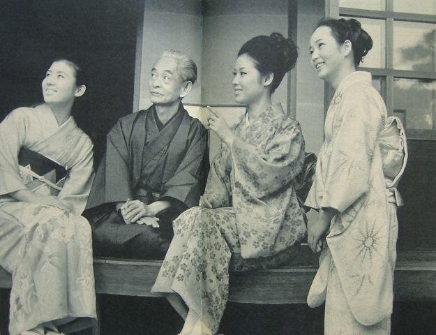 從左到右:南美川洋子、川端康成、若尾文子、梓英子 (千羽鶴首映,1969) 從左到右:南美川洋子、川端康成、若尾文子、梓英子 (千羽鶴首映,1969)