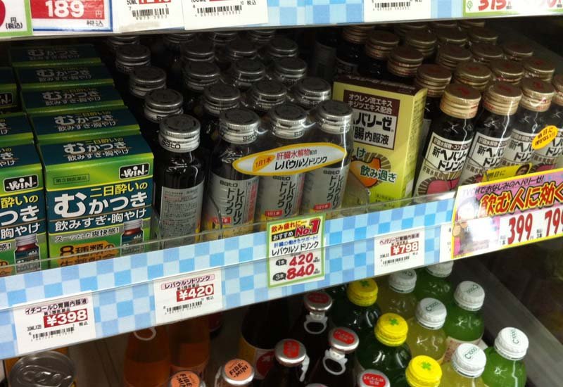 超市裡的解宿醉藥品專區。(圖/shuz@Photozou) 超市裡的解宿醉藥品專區。(圖/shuz@Photozou)