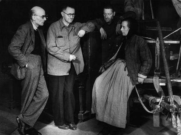 1949年,布萊希特(左二)與《勇氣母親與他的孩子們》劇組。 1949年,布萊希特(左二)與《勇氣母親與他的孩子們》劇組。