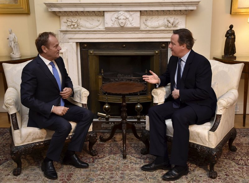 英國首相卡麥隆(右)與歐洲理事會主席圖斯克(左)(美聯社) 英國首相卡麥隆(右)與歐洲理事會主席圖斯克(左)(美聯社)