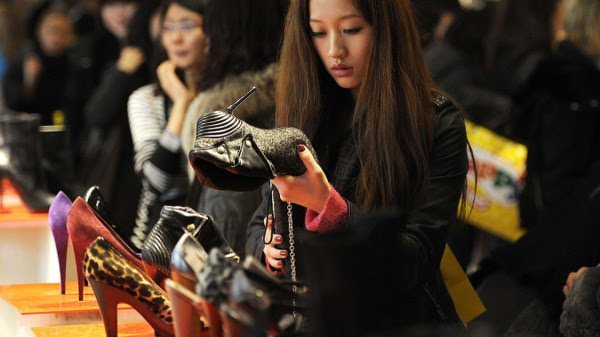 儘管經濟成長停滯,中國消費者2015年仍購買全球46%的奢侈品。(取自推特) 儘管經濟成長停滯,中國消費者2015年仍購買全球46%的奢侈品。(取自推特)