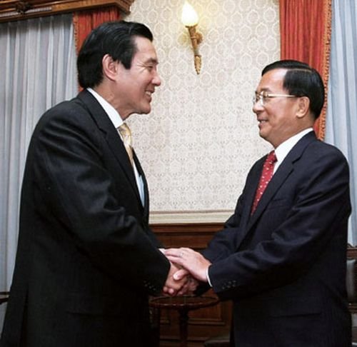 馬英九總統第一任就職,前總統陳水扁參與典禮。(Getty Images) 馬英九總統第一任就職,前總統陳水扁參與典禮。(Getty Images)