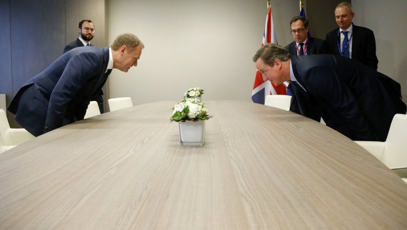 歐洲理事會主席圖斯克(左)與英國首相卡麥隆(右)就座(美聯社) 歐洲理事會主席圖斯克(左)與英國首相卡麥隆(右)就座(美聯社)