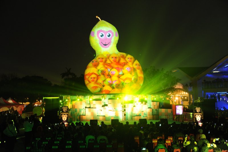 2016台北燈節20日開幕，主燈「 福祿猴」正式點燈，投射無數的小猴子在身上。（林俊耀攝）