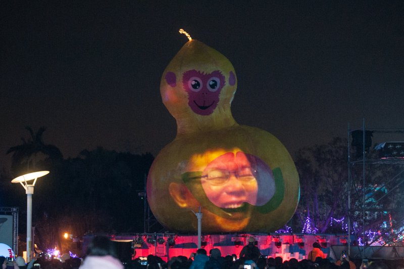 2016台北燈節主燈「福祿猴」加場秀當中,上面打上市長柯文哲經典大笑表情。(林俊耀攝) 2016台北燈節主燈「福祿猴」加場秀當中,上面打上市長柯文哲經典大笑表情。(林俊耀攝)