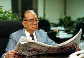 《中國時報》創辦人余紀忠與金庸同為一代報人,余總是毫不吝嗇的給他讚譽和勉勵,當他陷入困境之時,總會想起自己的處境已經相對容易,如果再向壓力低頭,簡直不配辦報了。(取自余紀忠文教基金會) 《中國時報》創辦人余紀忠與金庸同為一代報人,余總是毫不吝嗇的給他讚譽和勉勵,當他陷入困境之時,總會想起自己的處境已經相對容易,如果再向壓力低頭,簡直不配辦報了。(取自余紀忠文教基金會)