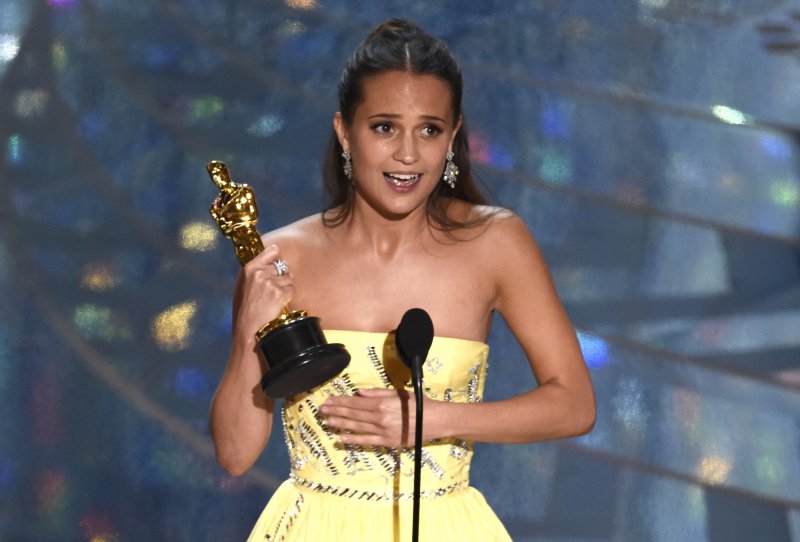 艾莉西亞維坎德（Alicia Vikander）以《丹麥女孩》奪得最佳女配角獎（美聯社）