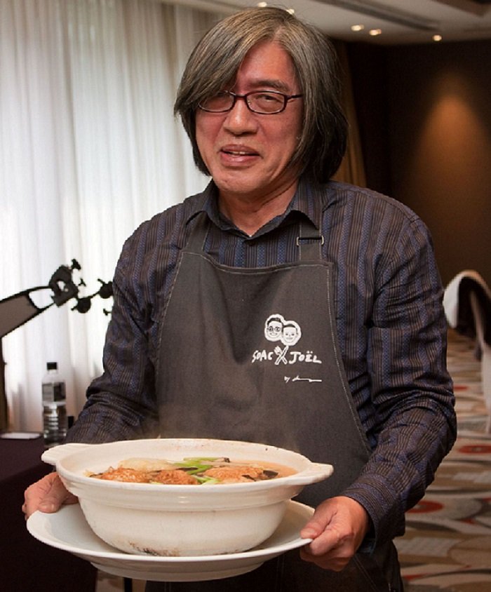 詹宏志洗手做羹湯,親自端上白菜獅子頭。(尤傳莉攝/新經典提供) 詹宏志洗手做羹湯,親自端上白菜獅子頭。(尤傳莉攝/新經典提供)