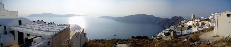 聖托里尼島上建築藍白相間,襯以蔚藍大海,是享負盛名的旅遊勝地。圖為由島上小鎮伊莫洛維里所見的聖托里尼火山口全貌。(取自維基百科) 聖托里尼島上建築藍白相間,襯以蔚藍大海,是享負盛名的旅遊勝地。圖為由島上小鎮伊莫洛維里所見的聖托里尼火山口全貌。(取自維基百科)