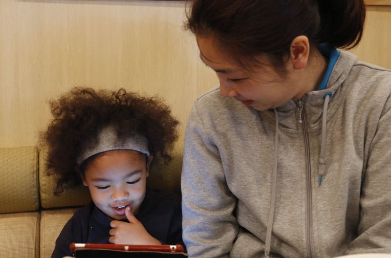 日本災民岡田惠與女兒。(美聯社) 日本災民岡田惠與女兒。(美聯社)