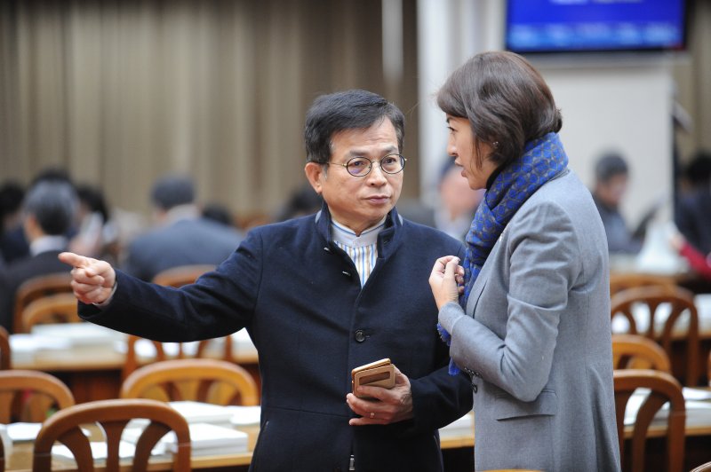 立法院14日召開不當黨產處理條例草案委員會,國民黨立委賴士葆與許淑華會前進行討論策略。(林俊耀攝) 立法院14日召開不當黨產處理條例草案委員會,國民黨立委賴士葆與許淑華會前進行討論策略。(林俊耀攝)