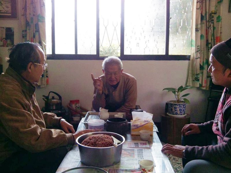 楊醫師帶著40年後第一鍋收成的香米請老人家品嚐。 楊醫師帶著40年後第一鍋收成的香米請老人家品嚐。