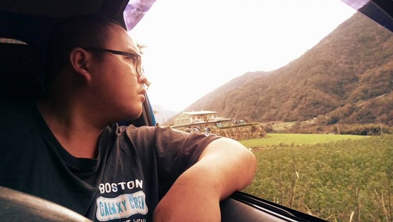 父親長眠在那山坡,每次站在這塊土地,我總感覺到父親一直在那看顧著。父親離開前最希望能在這塊地上看見銀珠香米的稻穗,雖然滿是石頭,他也深信香米不會令他失望 父親長眠在那山坡,每次站在這塊土地,我總感覺到父親一直在那看顧著。父親離開前最希望能在這塊地上看見銀珠香米的稻穗,雖然滿是石頭,他也深信香米不會令他失望