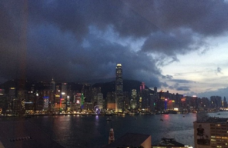 於半島酒店俯瞰維港。(騰訊大家網) 於半島酒店俯瞰維港。(騰訊大家網)