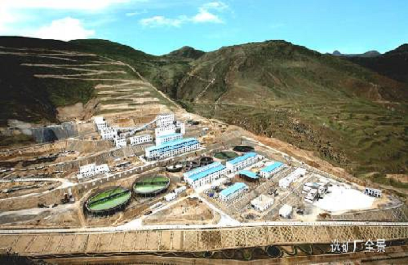 甲瑪礦區選礦廠建在當地農民的耕地上。(來源:唯色「看不見的西藏」網頁) 甲瑪礦區選礦廠建在當地農民的耕地上。(來源:唯色「看不見的西藏」網頁)