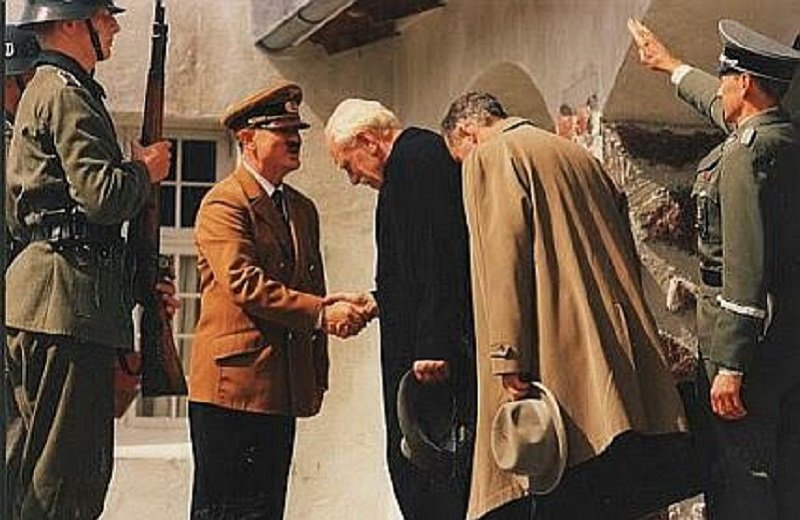 1943年,漢姆生去德國向希特勒鞠躬。 1943年,漢姆生去德國向希特勒鞠躬。