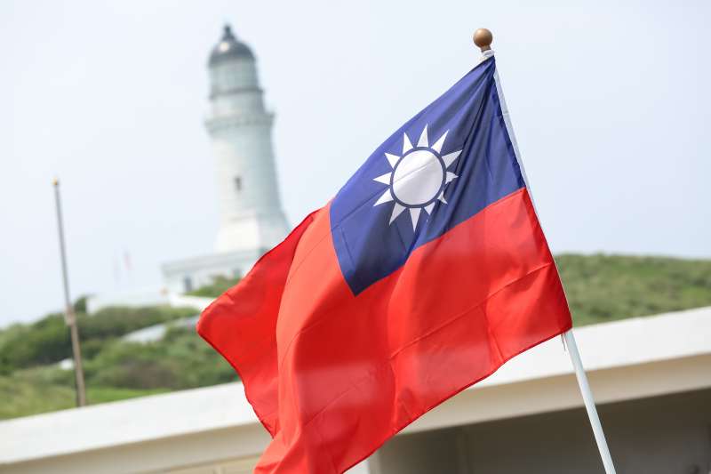 飄揚的中華民國國旗,與島上的彭佳嶼燈塔相互輝映。(顏麟宇攝) 飄揚的中華民國國旗,與島上的彭佳嶼燈塔相互輝映。(顏麟宇攝)
