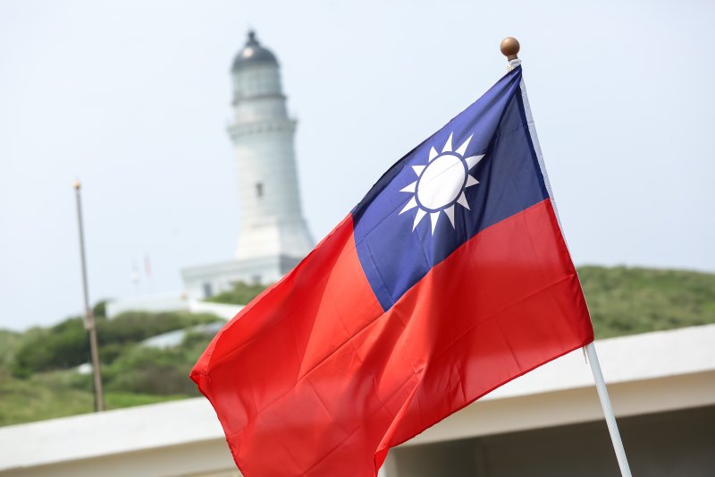 飄揚的中華民國國旗,與島上的彭佳嶼燈塔相互輝映。(顏麟宇攝) 飄揚的中華民國國旗,與島上的彭佳嶼燈塔相互輝映。(顏麟宇攝)