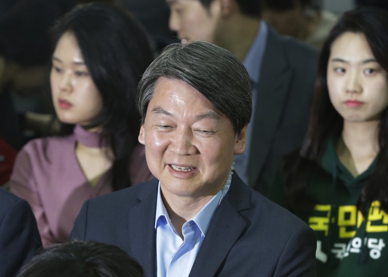 南韓國會大選,國民之黨表現亮眼,讓黨魁安哲秀笑的合不攏嘴。(美聯社) 南韓國會大選,國民之黨表現亮眼,讓黨魁安哲秀笑的合不攏嘴。(美聯社)