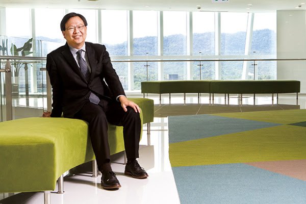 中國信託銀行信用金融執行長劉奕成高中時本來是自然組學生,後來因興趣在人文科學轉念社會組,因此常自嘲:「我是自然淘汰,回歸社會。」劉奕成雖然來自金融業,但總能跳脫金融業的框架和思維,從從文化端從需求端看事情。(圖/蔡仁譯攝影) 中國信託銀行信用金融執行長劉奕成高中時本來是自然組學生,後來因興趣在人文科學轉念社會組,因此常自嘲:「我是自然淘汰,回歸社會。」劉奕成雖然來自金融業,但總能跳脫金融業的框架和思維,從從文化端從需求端看事情。(圖/蔡仁譯攝影)