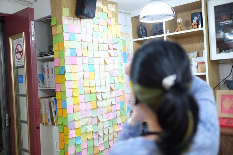 桑格的改造,就源自於背後一面牆上的便利貼。(圖/桑格設計書店臉書) 桑格的改造,就源自於背後一面牆上的便利貼。(圖/桑格設計書店臉書)