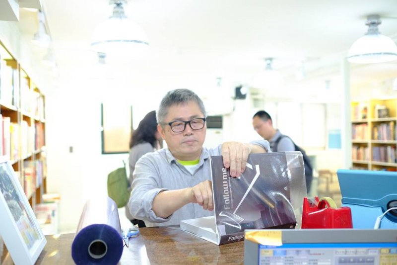 桑格售出的書,都有免費包書套的服務。黏貼書套的膠,是用日本進口最好的膠帶。(圖/桑格設計書店臉書) 桑格售出的書,都有免費包書套的服務。黏貼書套的膠,是用日本進口最好的膠帶。(圖/桑格設計書店臉書)