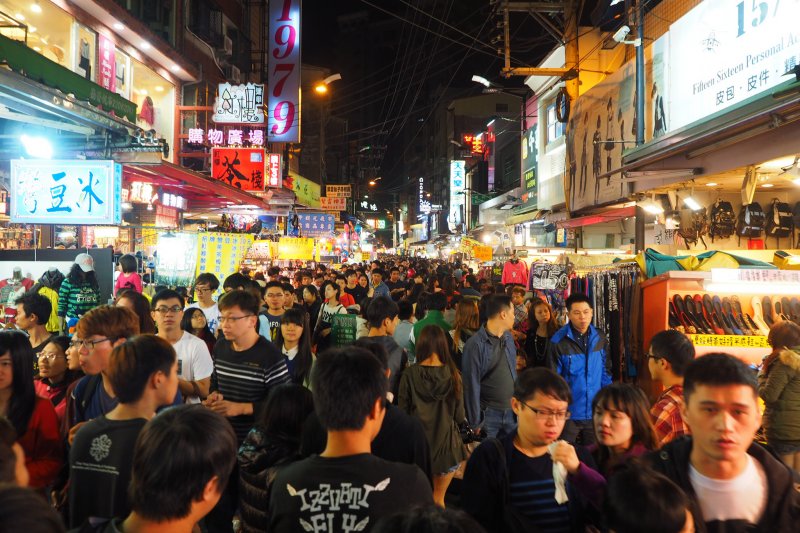 逢甲夜市人潮擁擠,卻是不可不去的行程之一.jpg 逢甲夜市人潮擁擠,卻是不可不去的行程之一.jpg