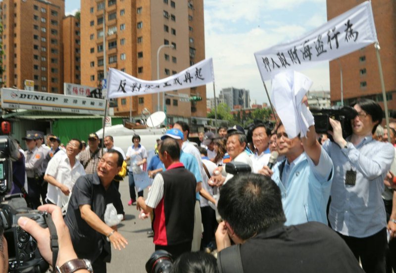 20160427-SMG0045-020-台漁會到日本交流協會抗議-陳明仁攝.jpg