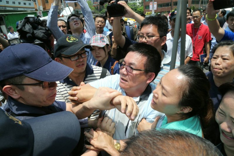 20160427-SMG0045-021-台漁會到日本交流協會抗議-陳明仁攝.jpg