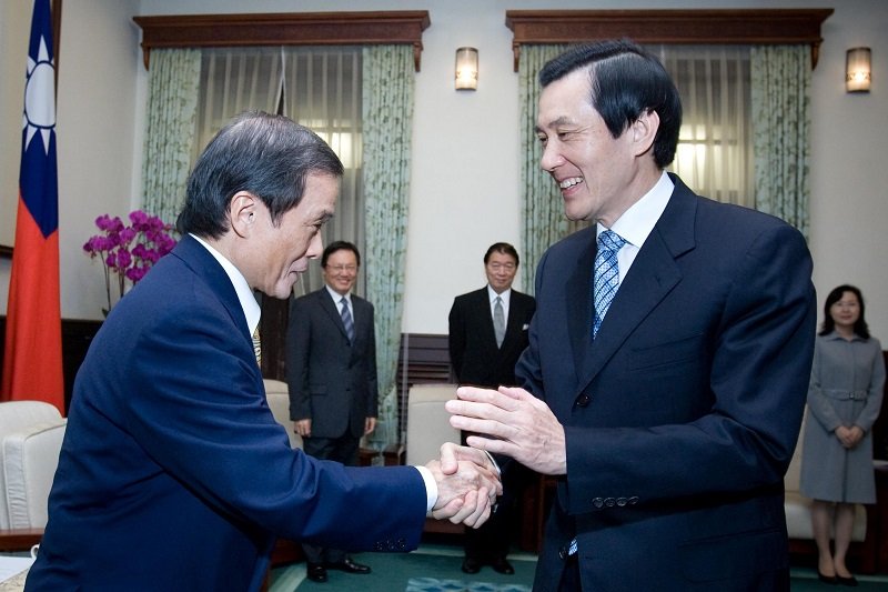 馬政府就任,台日關係一開始就緊張,日本交流協會台北事務所齋藤正一番「台灣地位未定論」引發爭議,馬英九足足不理他半年後,才在2009年12月接見他,三秒握手釋前嫌。(總統府網站) 馬政府就任,台日關係一開始就緊張,日本交流協會台北事務所齋藤正一番「台灣地位未定論」引發爭議,馬英九足足不理他半年後,才在2009年12月接見他,三秒握手釋前嫌。(總統府網站)