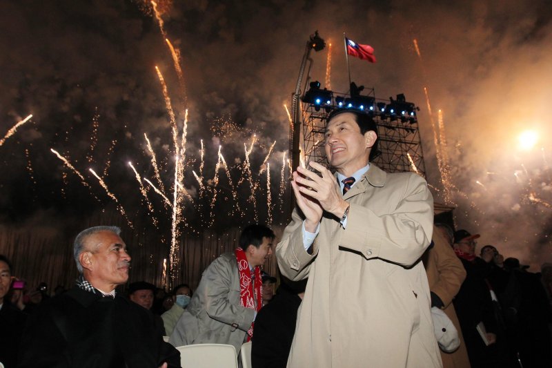 馬英九總統出席大佳河濱公園的「中華民國建國一百年跨年慶典」,沒想到馬政府卻因為台中場的「夢想家」,隔年讓文建會主委盛治仁黯然下台。(總統府網站) 馬英九總統出席大佳河濱公園的「中華民國建國一百年跨年慶典」,沒想到馬政府卻因為台中場的「夢想家」,隔年讓文建會主委盛治仁黯然下台。(總統府網站)