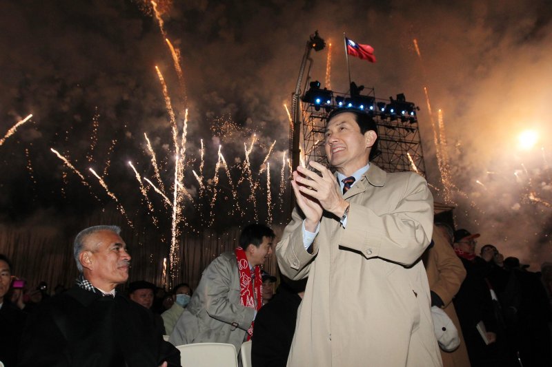 馬英九總統出席大佳河濱公園的「中華民國建國一百年跨年慶典」，沒想到馬政府卻因為台中場的「夢想家」，隔年讓文建會主委盛治仁黯然下台。（總統府網站）