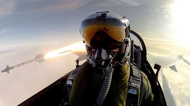 F-16飛行員戴著聯合頭盔瞄準系統（Joint Helmet Mounted Cueing System, JHMCS）。（Image credit: RDAF）（The Royal Danish Air Force）