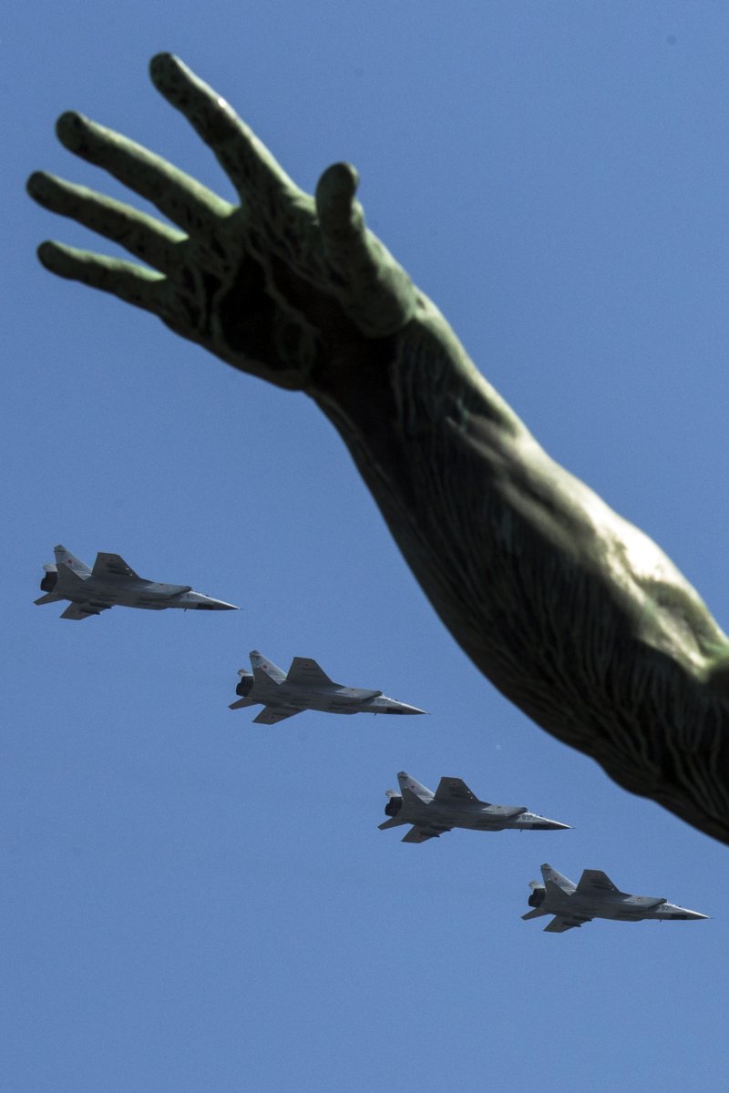 俄軍的米格-31(Mig-31)9日飛越紅場上空接受檢閱,參與衛國戰爭勝利71周年紀念活動。(美聯社) 俄軍的米格-31(Mig-31)9日飛越紅場上空接受檢閱,參與衛國戰爭勝利71周年紀念活動。(美聯社)