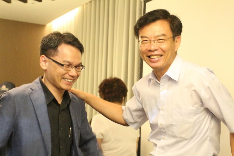 臺東縣政府文化處長鍾青柏(右)親自出席綠島人權藝術季行前記者會(取自國家人權博物館籌備處) 臺東縣政府文化處長鍾青柏(右)親自出席綠島人權藝術季行前記者會(取自國家人權博物館籌備處)