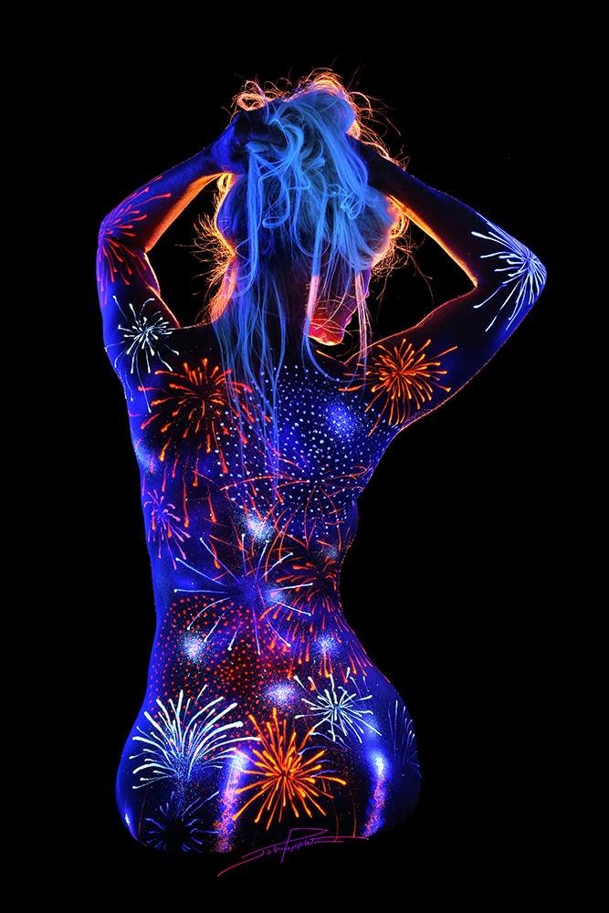 煙花沿著人體的曲線綻放在星空下。（圖／John Poppleton "Under Black Light"＠facebook）