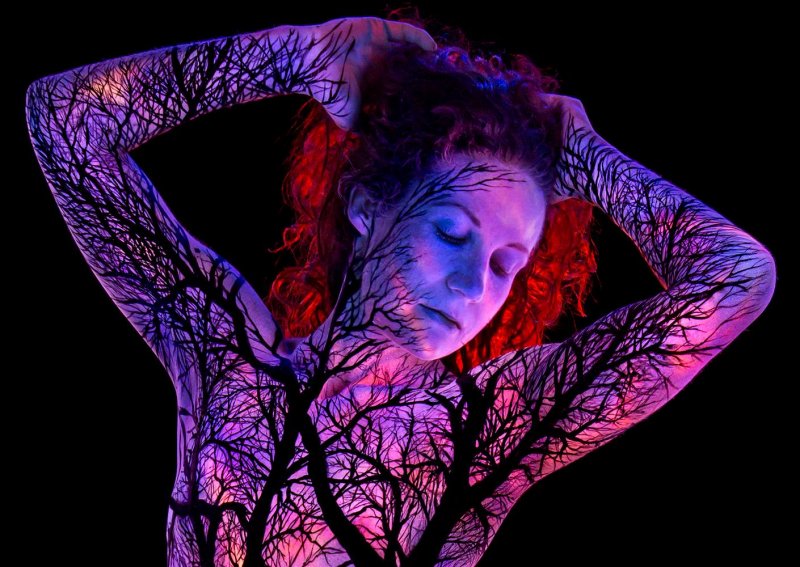 模特兒全身漫佈的是樹枝?還是血管?(圖/John Poppleton "Under Black Light"@facebook) 模特兒全身漫佈的是樹枝?還是血管?(圖/John Poppleton "Under Black Light"@facebook)
