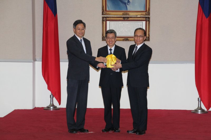 行政院院長交接 張善政 林全 監交人 陳建仁副總統。(王德為攝) 行政院院長交接 張善政 林全 監交人 陳建仁副總統。(王德為攝)