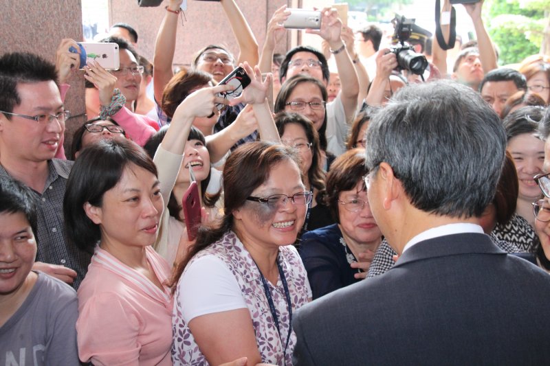 卸任後 張善政離開政院,政院員工不捨。(王德為攝) 卸任後 張善政離開政院,政院員工不捨。(王德為攝)