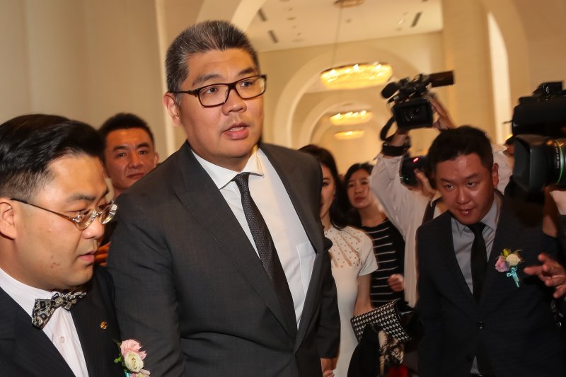 連勝文與蔡依珊21日出席國民黨政策會執行長蔡正元與洪菱霙於萬豪酒店舉辦的婚禮。（顏麟宇攝）